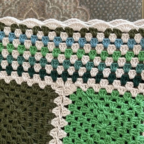 Handmade by hobbii 8/4 cotton yarn. square 34x34 inches - Picture 3 of 16